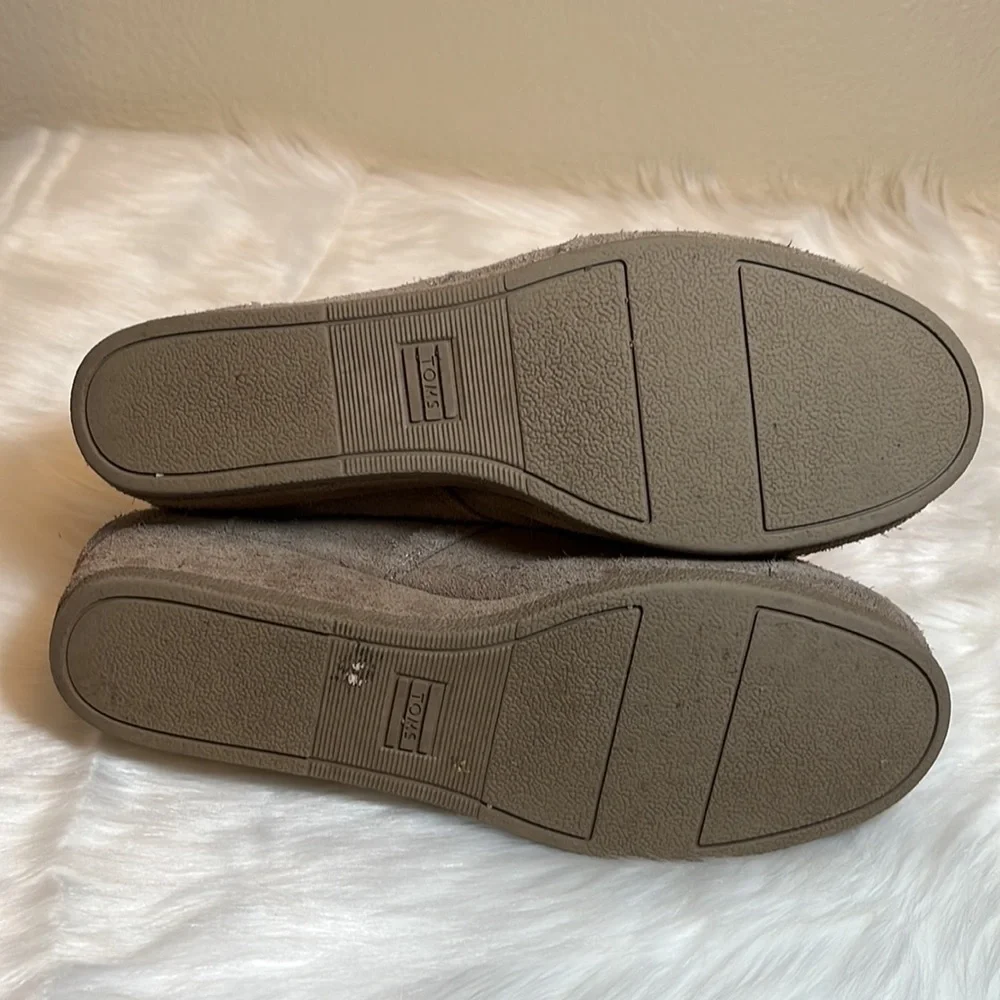 TOMS Tan Wedge Lace Youth Shoe
